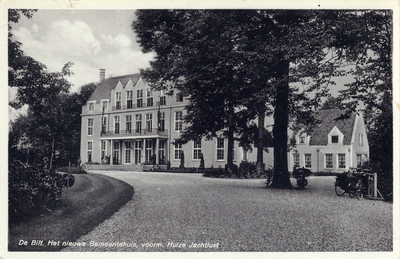 8434 Gezicht op de voorzijde van het gemeentehuis Jagtlust (Soestdijkseweg Zuid 173-175) te Bilthoven uit het noordoosten.